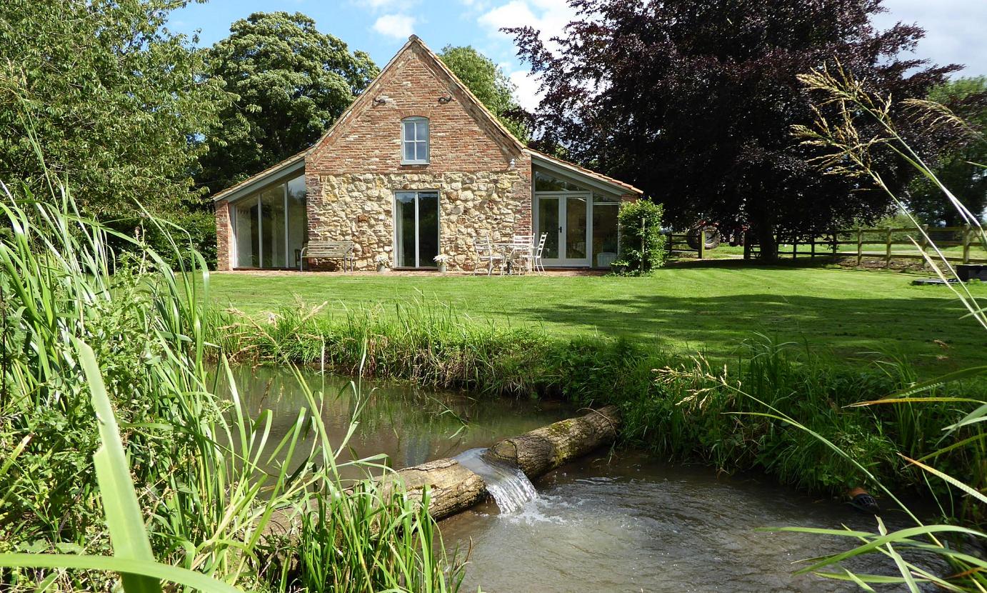 Mill Stream  Barn holiday cottage by River Bain, near Louth
